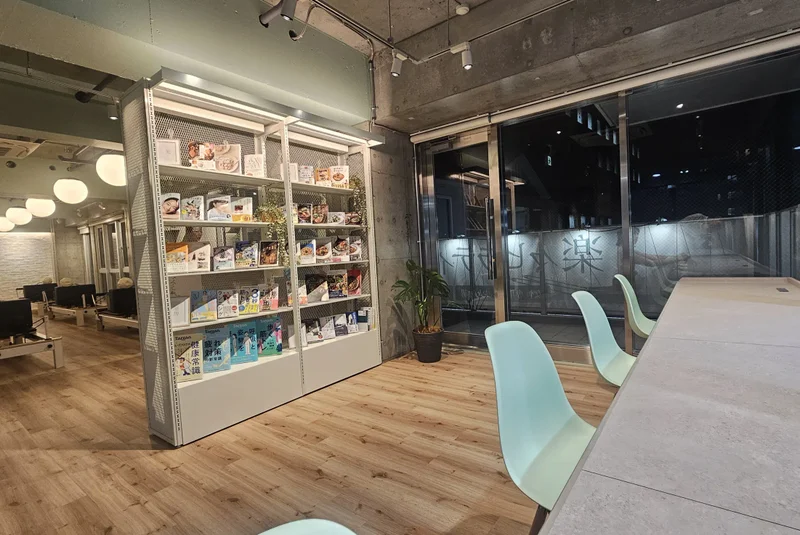 TSUTAYA Conditioning PILATES 千歳船橋店のブックシェルフとワークスペース