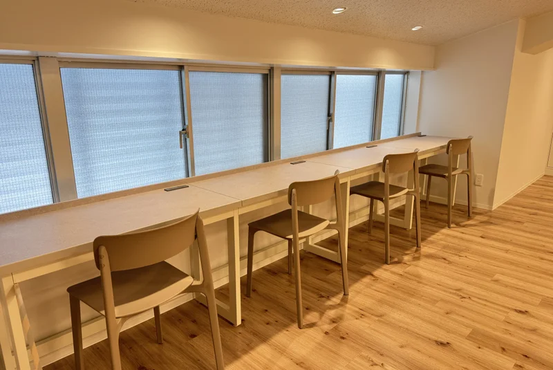 pinos PILATESの窓辺の明るいデスクスペース
