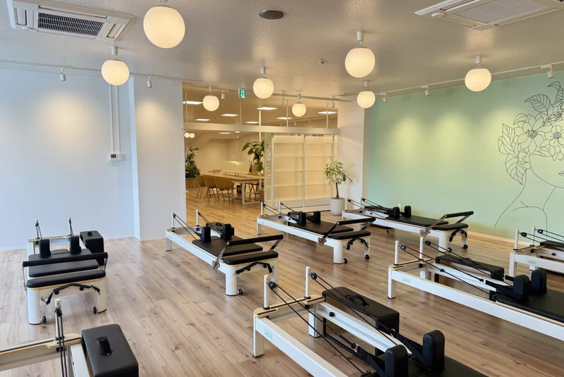 pinos PILATESのpinosロゴと壁画が彩るスタジオ