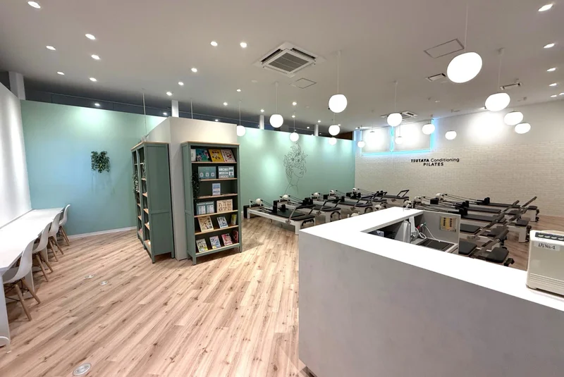 TSUTAYA Conditioning PILATES 高松サンシャイン通り店の受付カウンター越しのスタジオ