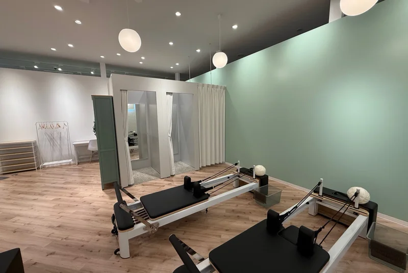 TSUTAYA Conditioning PILATES 高松サンシャイン通り店の更衣室エリアを望むスタジオ