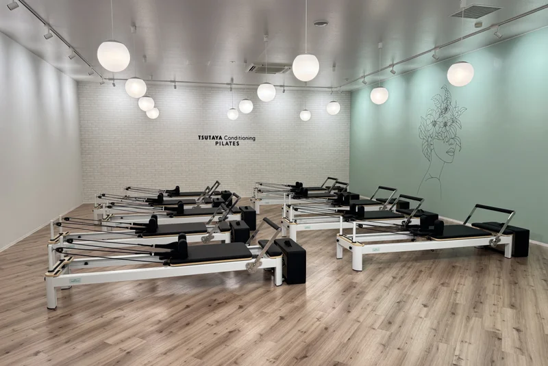 TSUTAYA Conditioning PILATES 新涯店のアートウォールが目を引くスタジオ