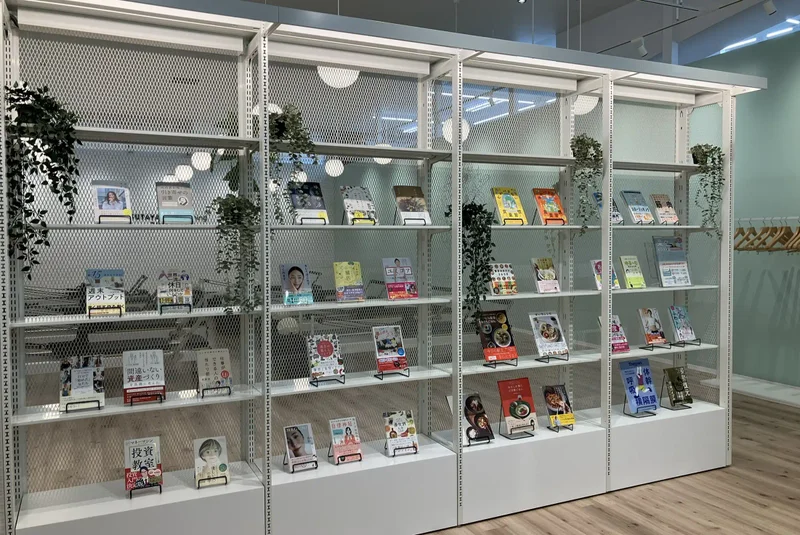 TSUTAYA Conditioning PILATES 神辺店の本棚コーナー