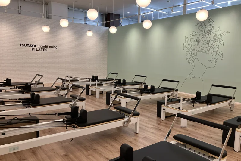 TSUTAYA Conditioning PILATES 神辺店のアートウォールが目を引くスタジオ