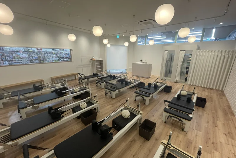 TSUTAYA Conditioning PILATES 作新学院前店のマシンピラティススタジオ（フィッティングルーム側）