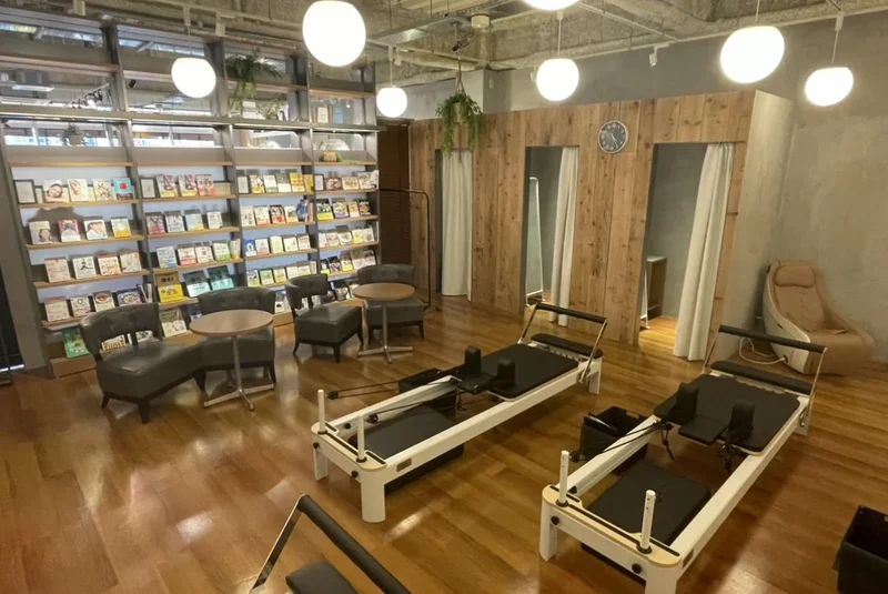 TSUTAYA Conditioning PILATES 牧野駅前店のブックラウンジ・更衣室エリア