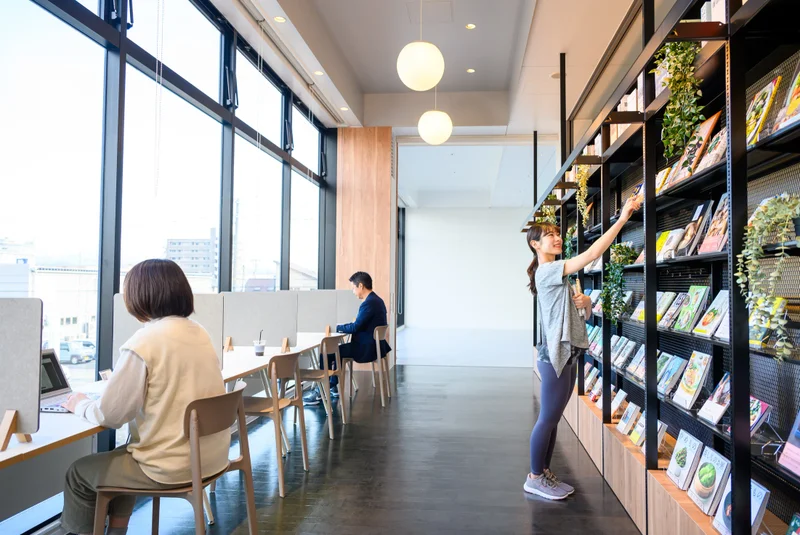TSUTAYA Conditioning 福井高柳店のブックラウンジで本を選ぶ様子