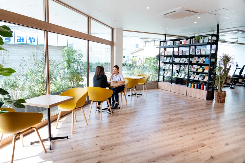 TSUTAYA Conditioning 三方原店のカフェラウンジでくつろぐ様子