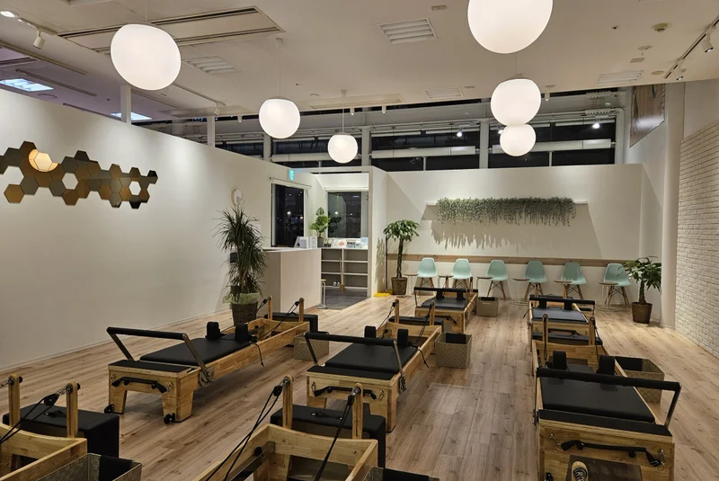 TSUTAYA Conditioning PILATES 横浜みなとみらい店のピラティススタジオ全景