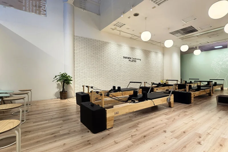 TSUTAYA Conditioning PILATES 横浜みなとみらい店のスタジオとミニラウンジ
