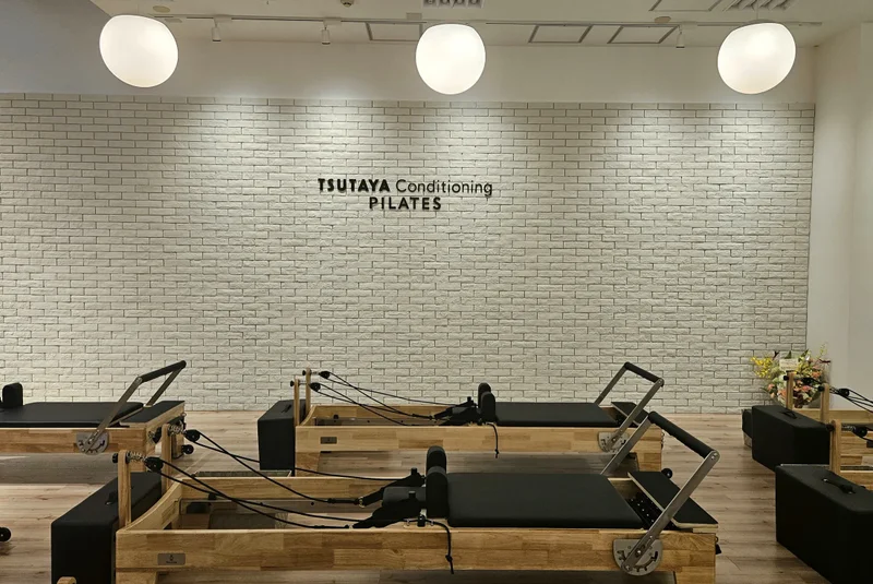TSUTAYA Conditioning PILATES 横浜みなとみらい店のピラティスマシンが並ぶスタジオ