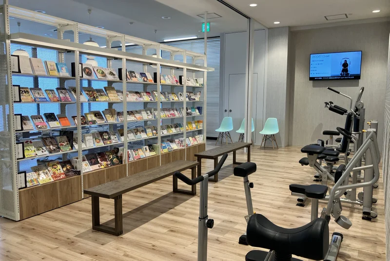 TSUTAYA Conditioning PILATES 宇都宮駅東口店のブックシェルフとストレッチマシンエリア