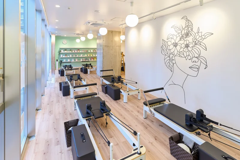 TSUTAYA Conditioning PILATES 葛西店のマシンピラティススタジオ（ブックシェルフ側）