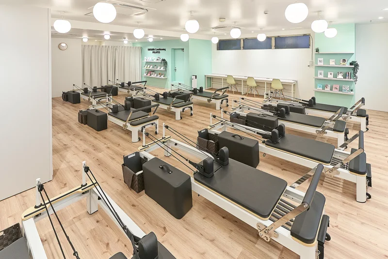 TSUTAYA Conditioning PILATES 武蔵境店のマシンピラティススタジオ（ブックラウンジ側）