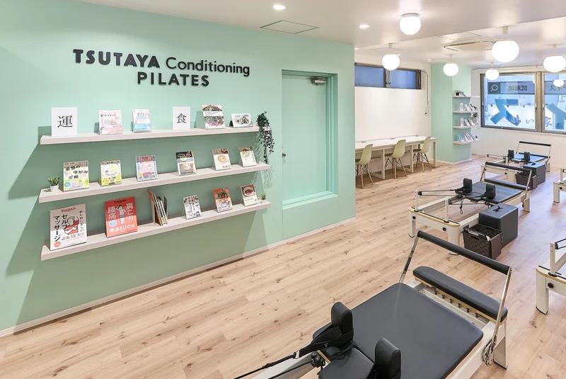 TSUTAYA Conditioning PILATES 武蔵境店のブックシェルフ