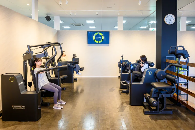 TSUTAYA Conditioning 福井高柳店のAIトレーニングマシンでトレーニングをする様子