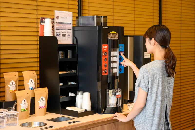 TSUTAYA Conditioning 福井高柳店でラウンジでコーヒーを飲む様子