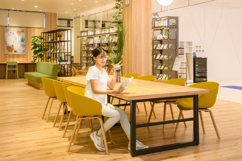 TSUTAYA Conditioning スポーピアシラトリ静岡店のラウンジで読書する様子