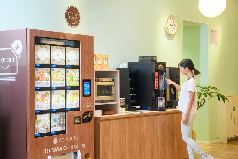 TSUTAYA Conditioning スポーピアシラトリ静岡店のタニタカフェを利用する様子
