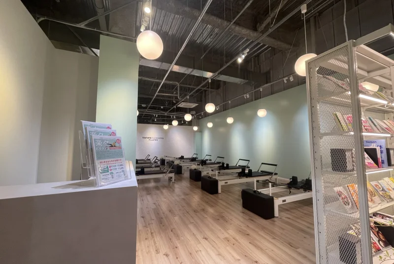 TSUTAYA Conditioning PILATES 柿生店の受付カウンター越しのスタジオ