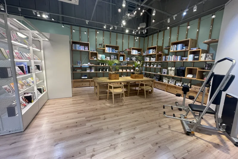 TSUTAYA Conditioning PILATES 柿生店のブックラウンジ・マシンエリア