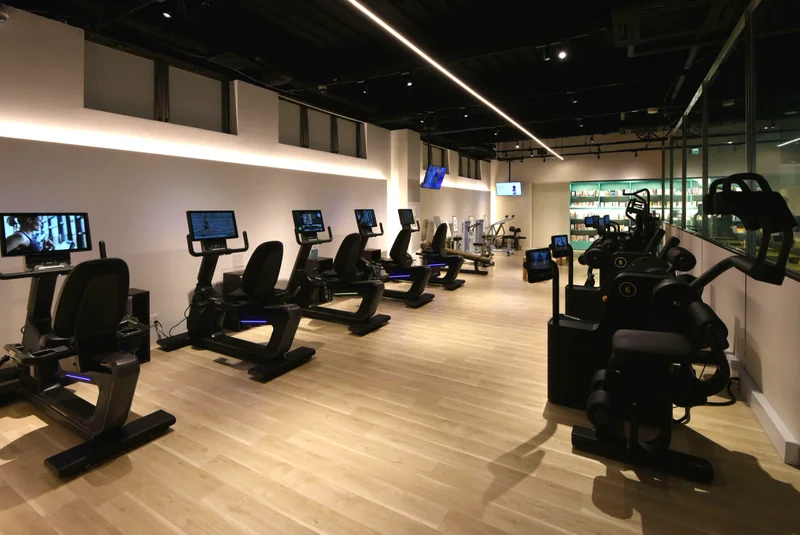 TSUTAYA Conditioning 香里園店のジムエリア（バイクマシン）