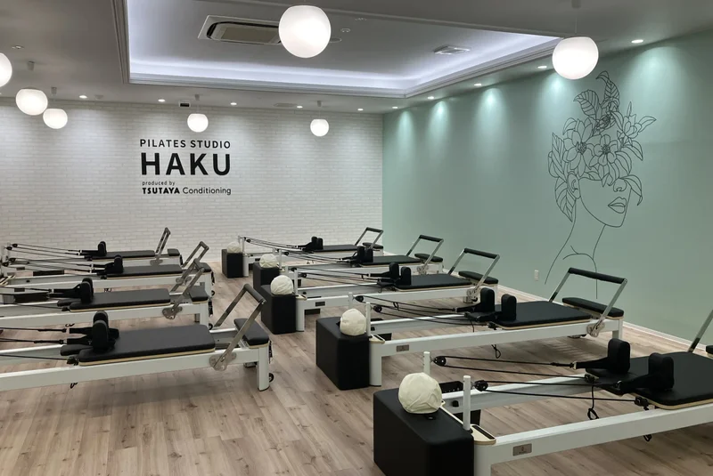 PILATES STUDIO HAKU 西条店のロゴと壁画が彩るスタジオ