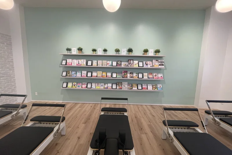 TSUTAYA Conditioning PILATES 作新学院前店のマシンピラティススタジオ（ブックシェルフ側）