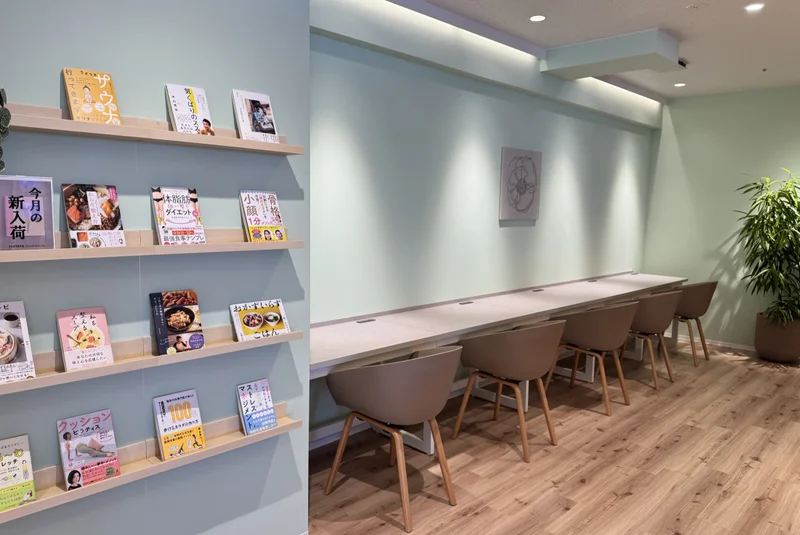 TSUTAYA Conditioning PILATES U_PLACE川越店のワークデスクとブックシェルフ
