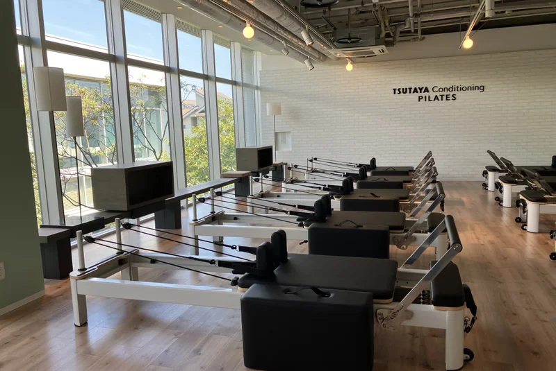 TSUTAYA Conditioning PILATES 湘南T-SITE店の窓側のピラティススタジオ