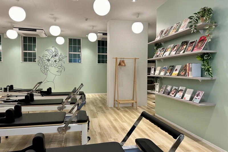 TSUTAYA Conditioning PILATES 田園調布店のマシンピラティススタジオ（ブックシェルフ側）